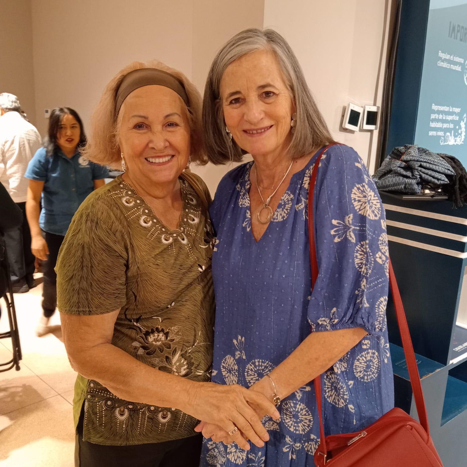 $!La también escritora Melly Peraza junto a Mónica Lavín.