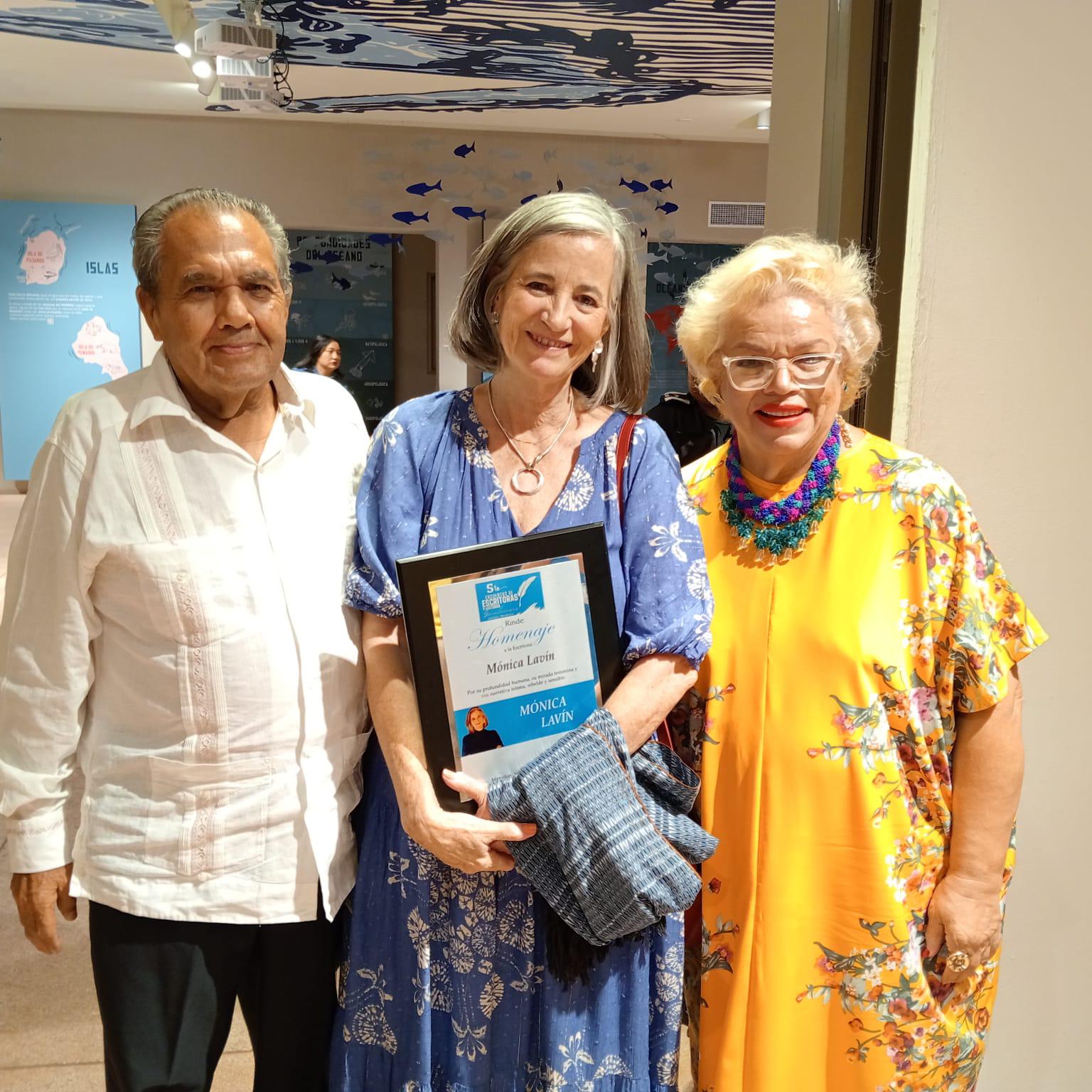 $!La escritora entre Filiberto Cañedo y la poeta mazatleca Julieta Montero.