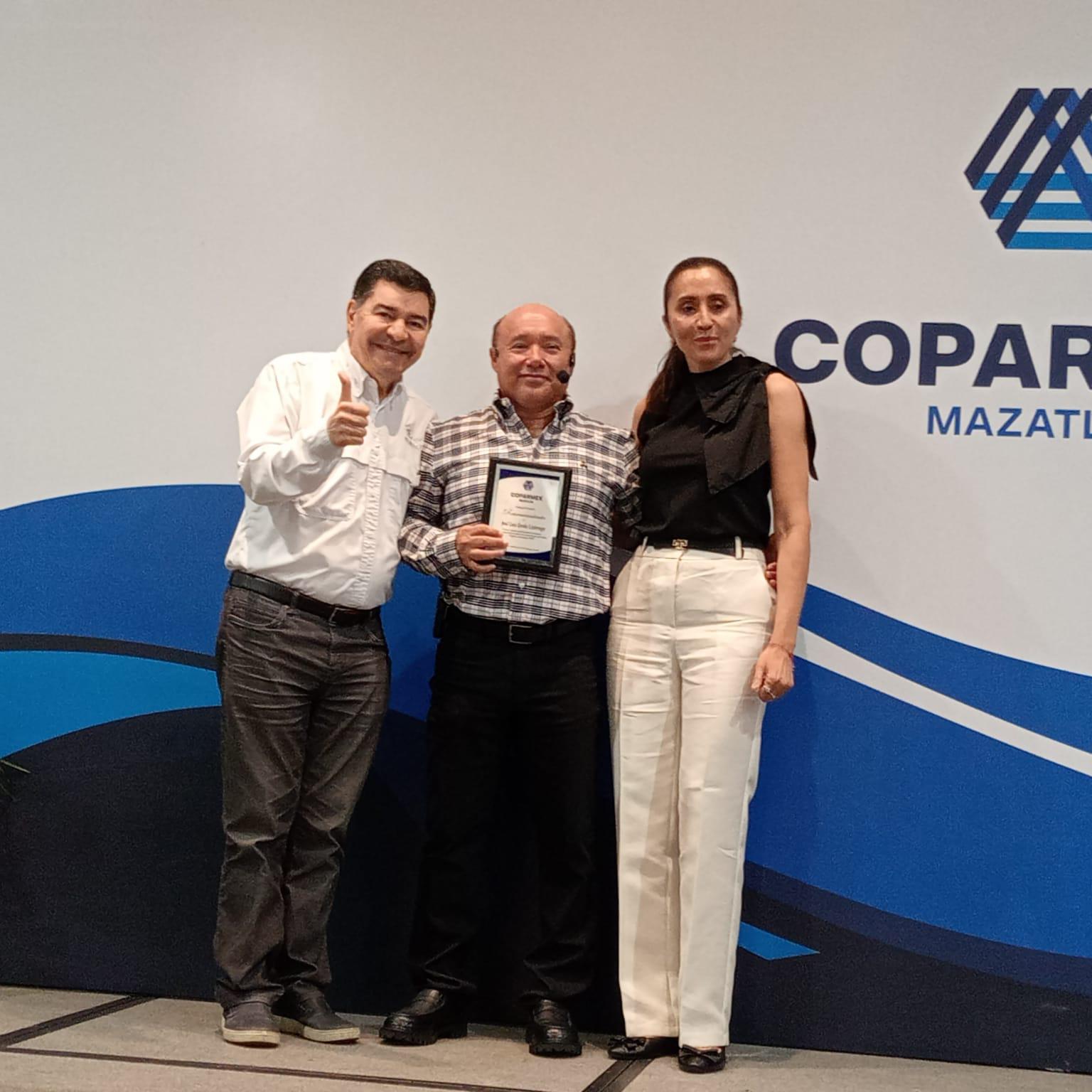 $!El expositor entre Javier Lizárraga y Verónica Estrada.