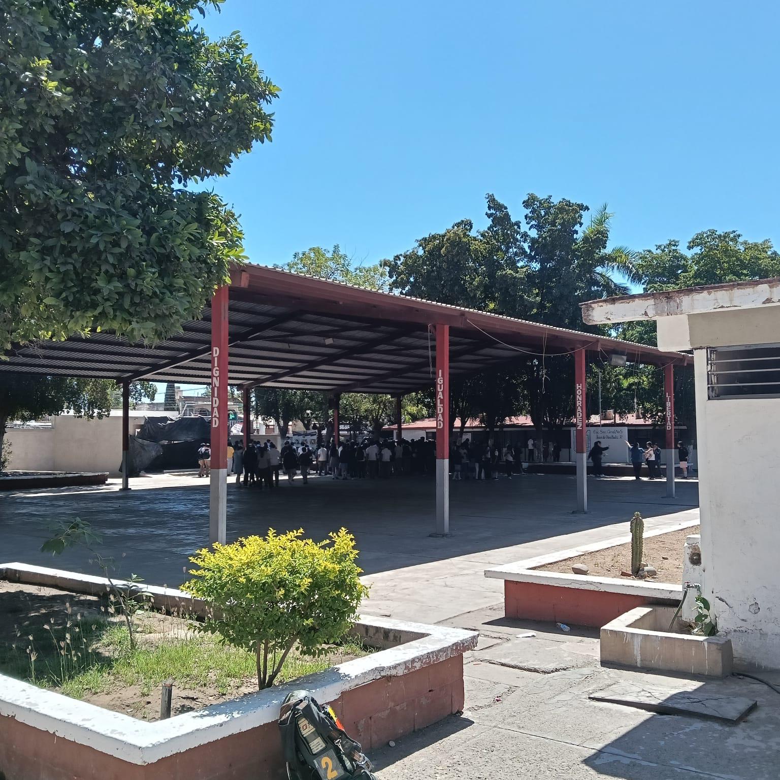 $!Evacuan de escuela secundaria por fuga de gas en un domicilio en El Palmito, Culiacán