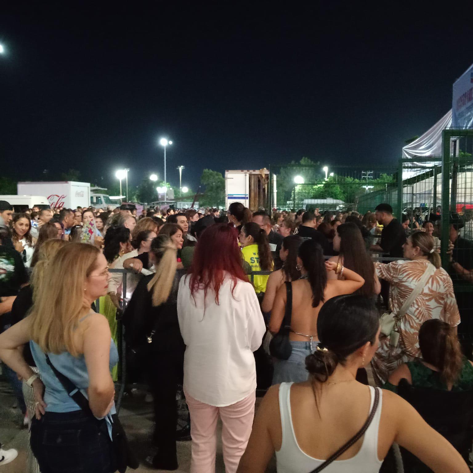 $!Desesperados, fans de Chayanne, por no poder entrar aún al estadio de Los Mochis para el concierto