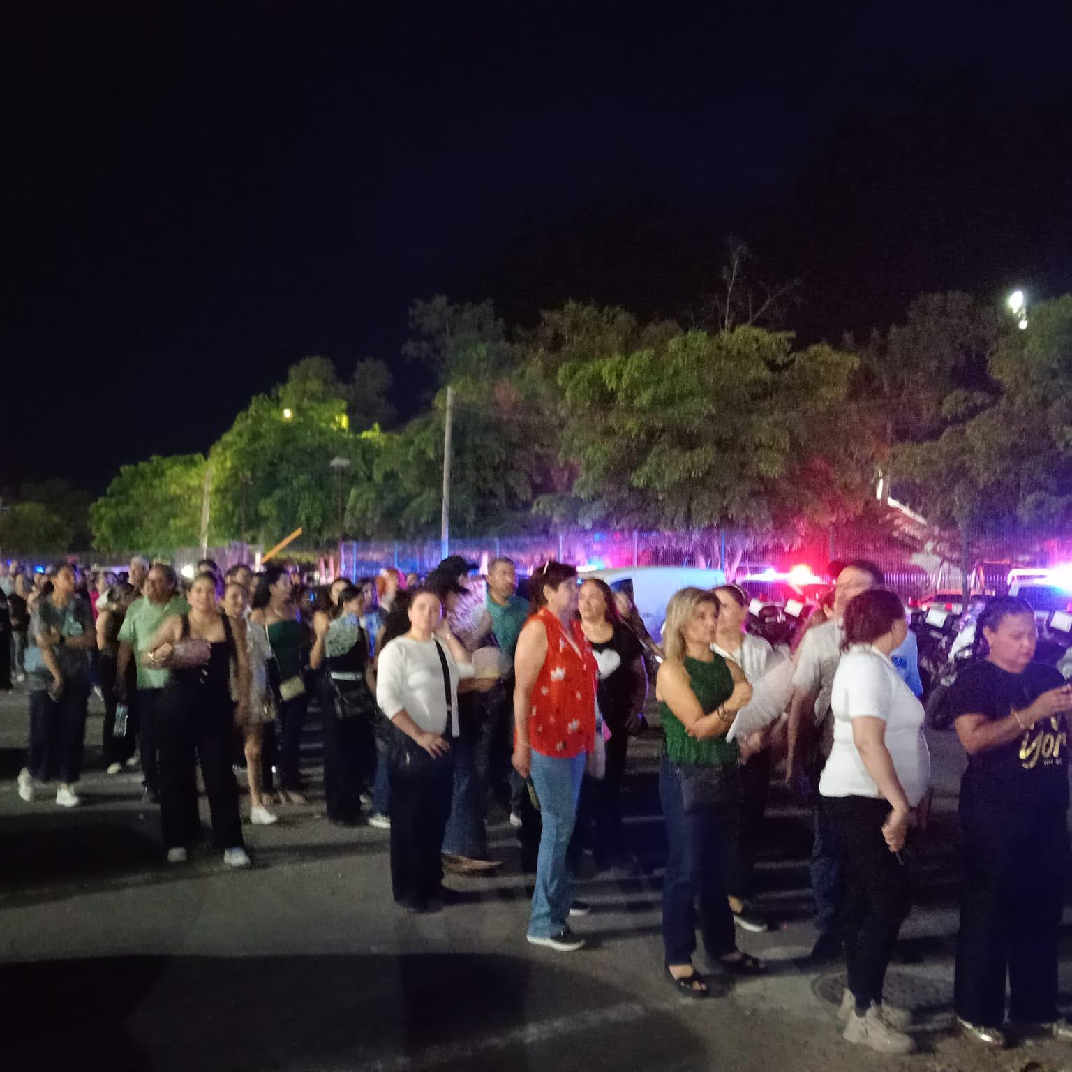 $!Desesperados, fans de Chayanne, por no poder entrar aún al estadio de Los Mochis para el concierto