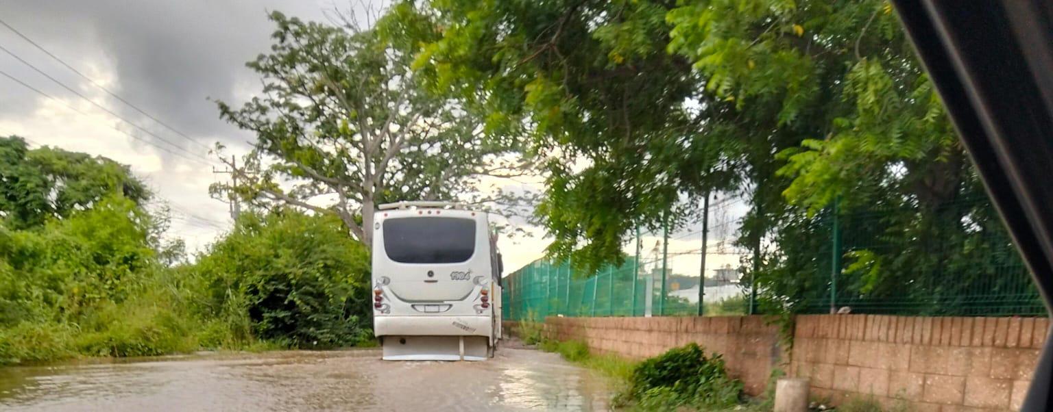 $!Fuga de drenaje afecta acceso a comunidades cercanas al penal de Mazatlán