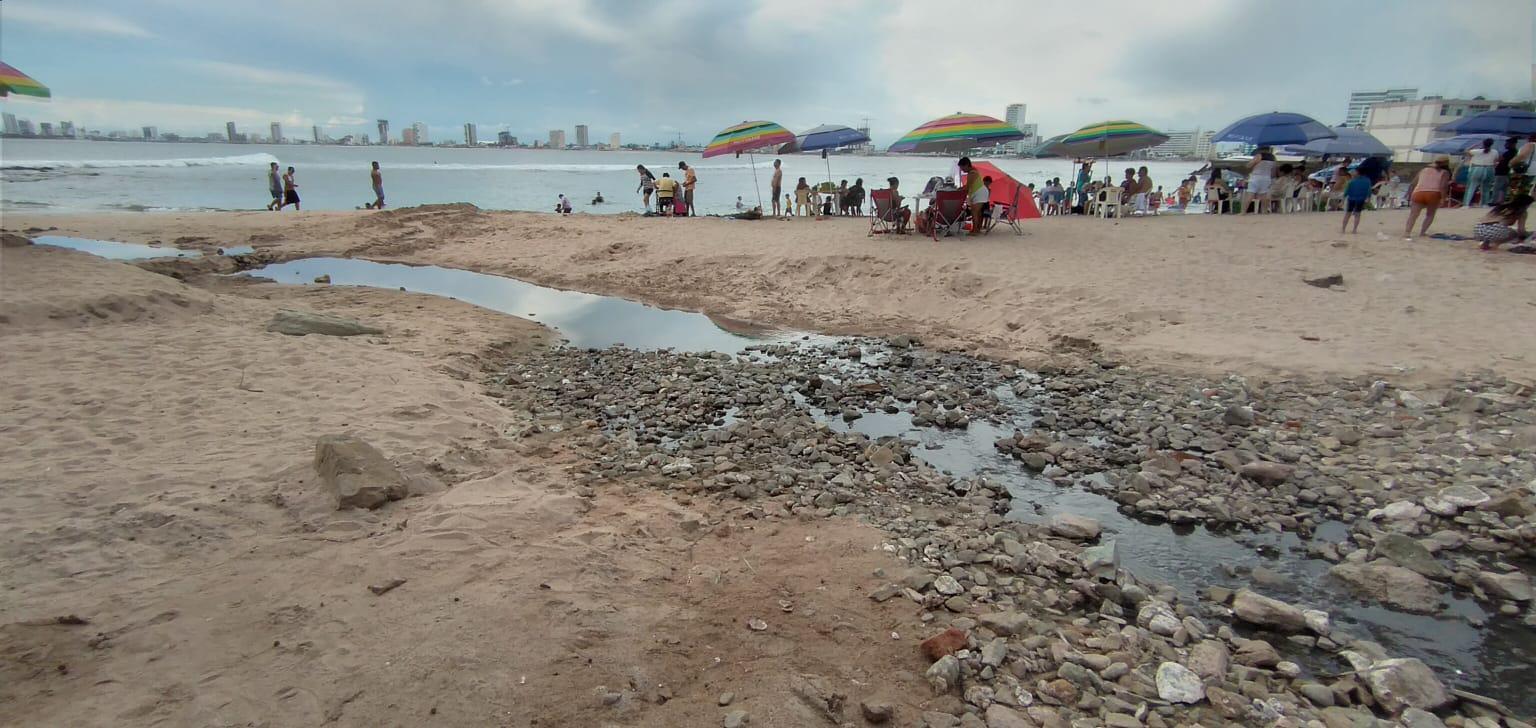 $!Se bañan en playa Los Pinitos en medio de descargas de aguas negras, en Mazatlán