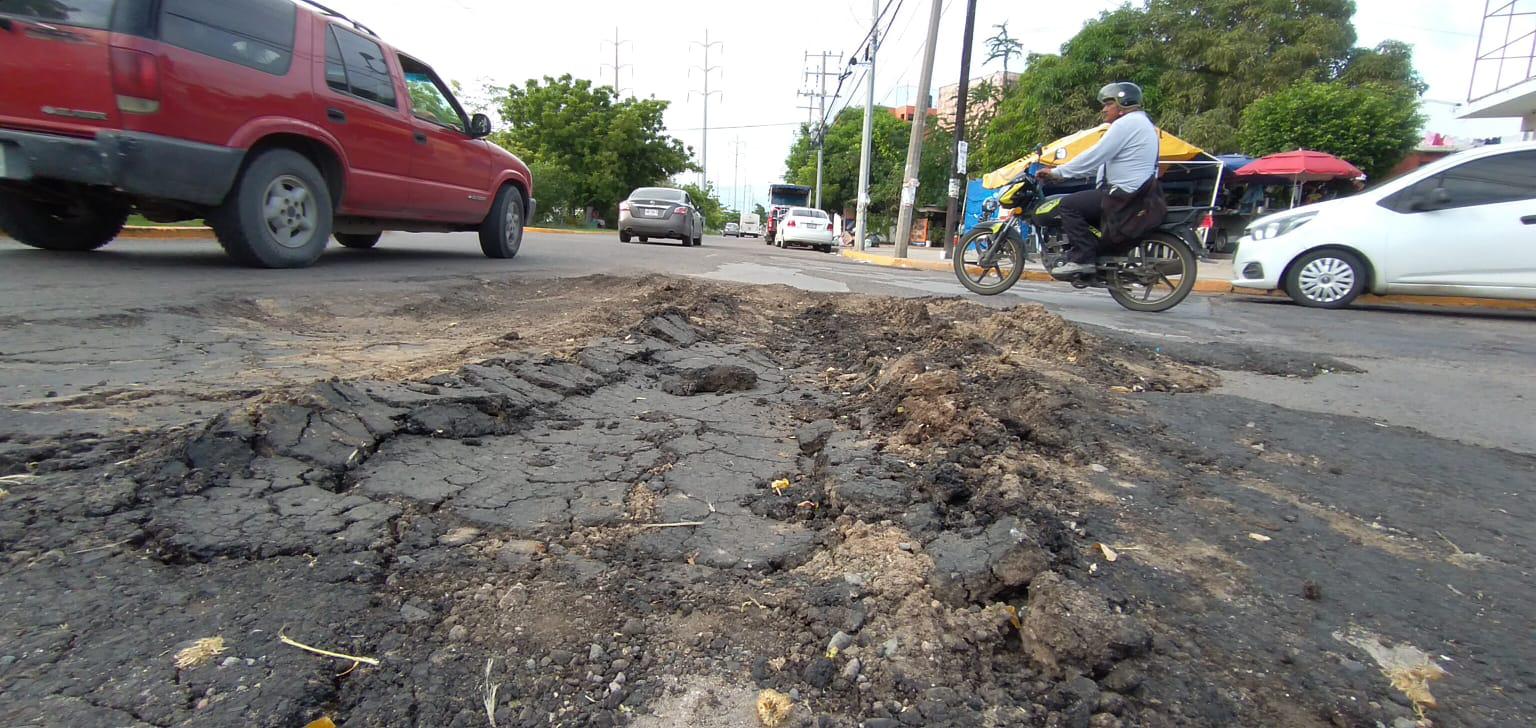$!Si anda por el Infonavit Playas de Mazatlán, tenga cuidado, hay un bache infame en la glorieta