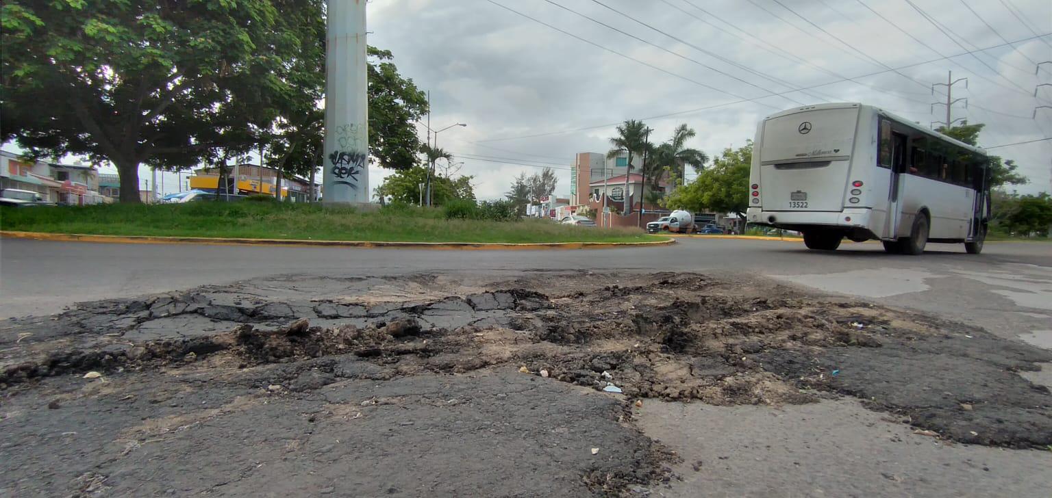 $!Si anda por el Infonavit Playas de Mazatlán, tenga cuidado, hay un bache infame en la glorieta