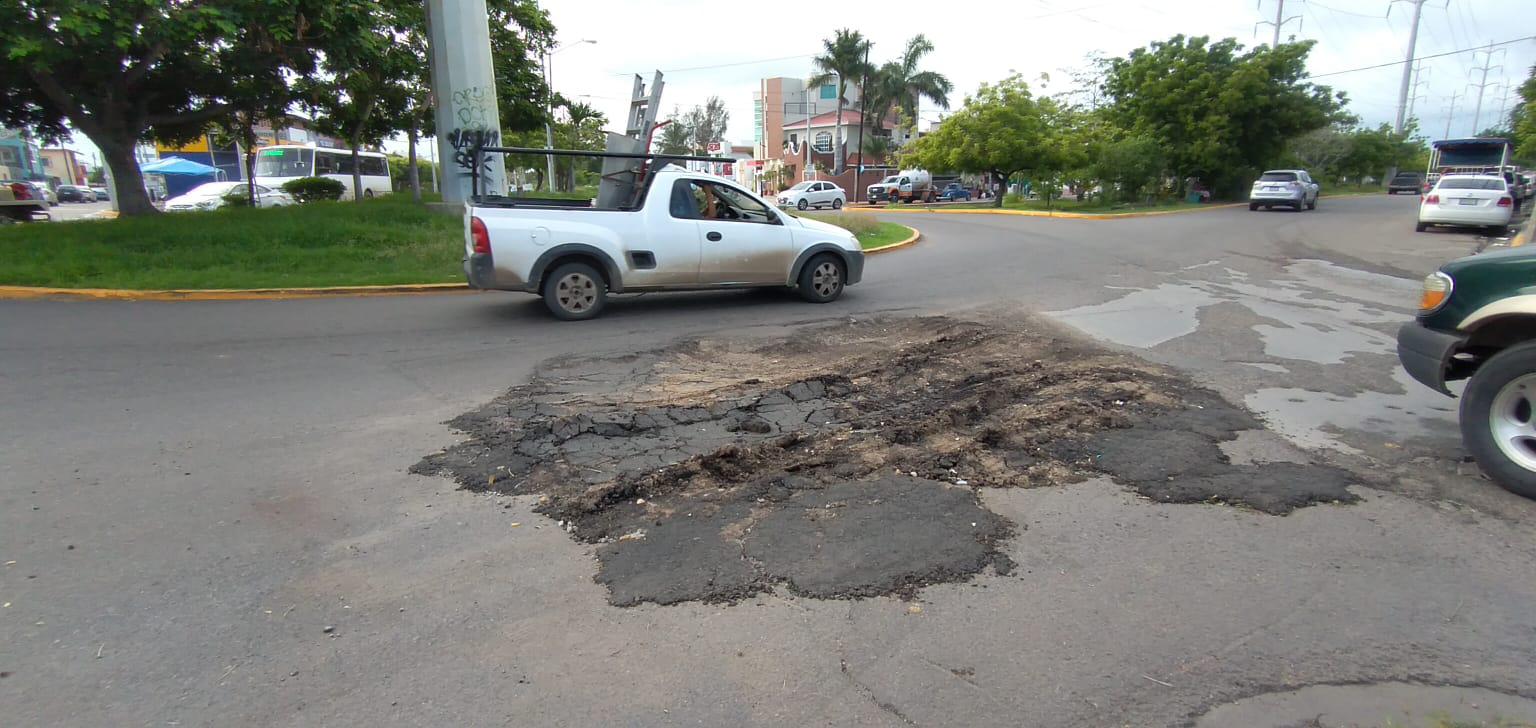 $!Si anda por el Infonavit Playas de Mazatlán, tenga cuidado, hay un bache infame en la glorieta