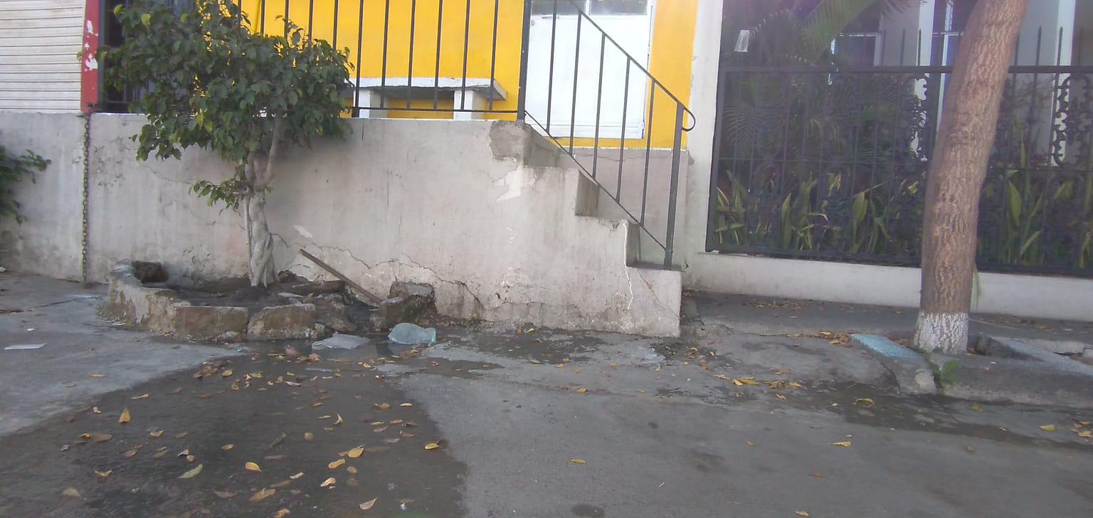 $!Brota drenaje y corre por calles del Centro de Mazatlán
