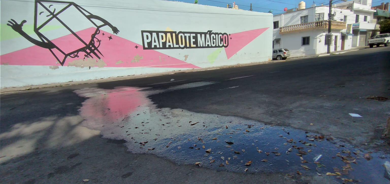 $!Brota drenaje y corre por calles del Centro de Mazatlán