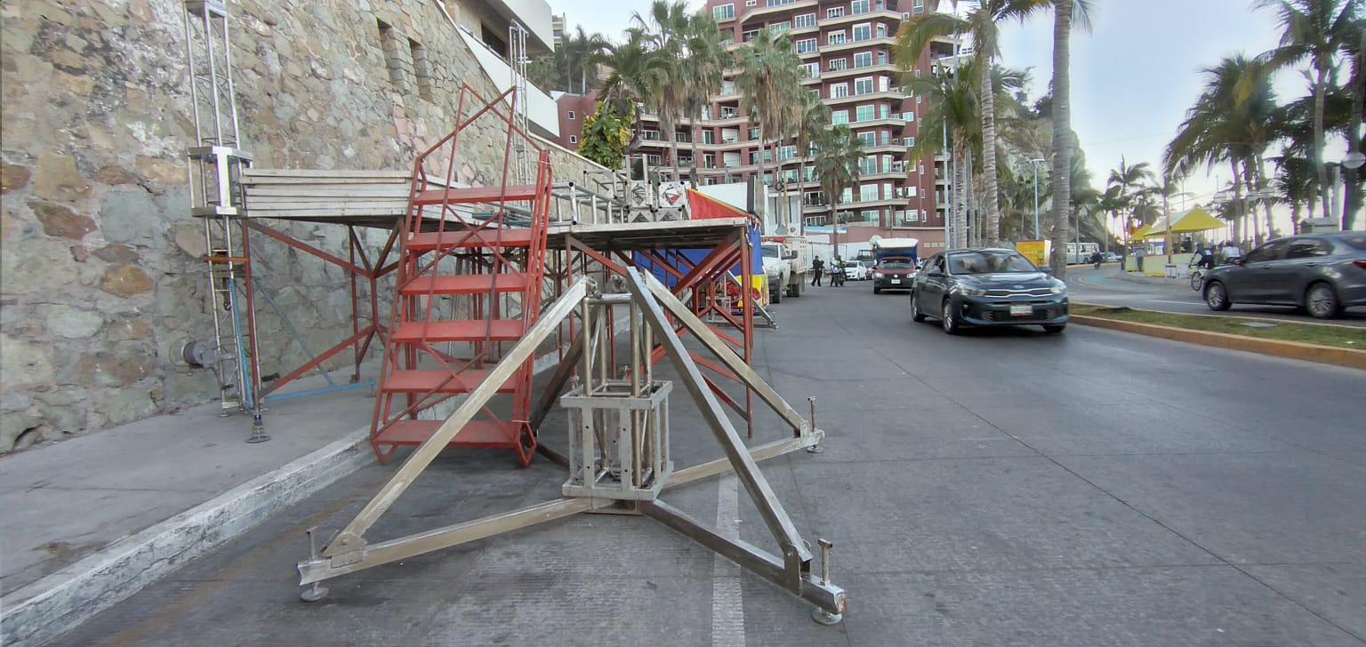 $!Inundan el paseo costero con templetes, carpas y puestos previo al inicio del Carnaval de Mazatlán