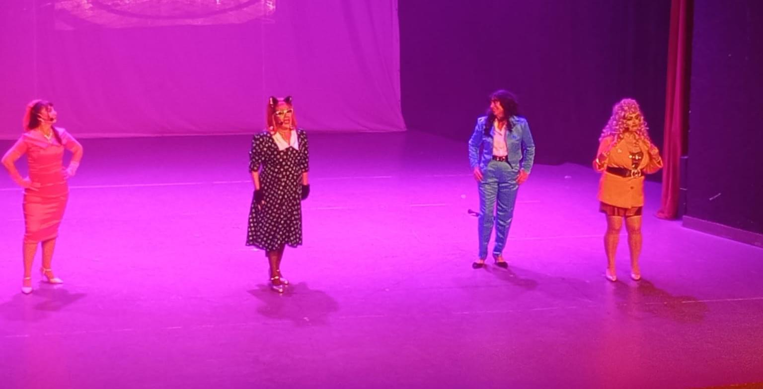 $!Las protagonistas de la revista musical interpretaron “De qué te vale fingir”, uno de los momentos más celebrados del espectáculo.