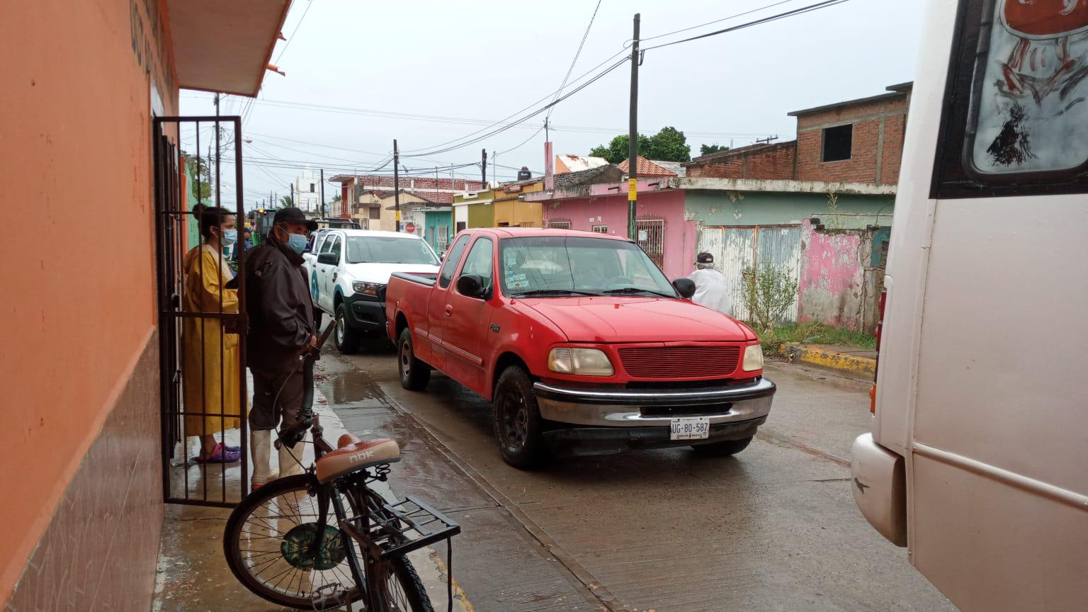 $!Se ha evacuado a mucha gente en Mazatlán, hasta de arriba de las casas: Alcalde