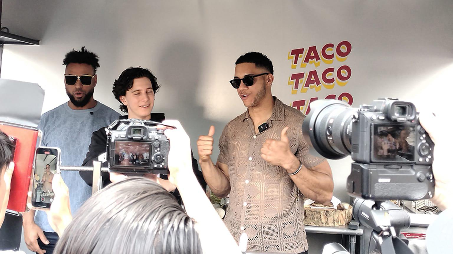 $!Díaz, Peña y Jones gozan en grande el Taco Tour en CDMX
