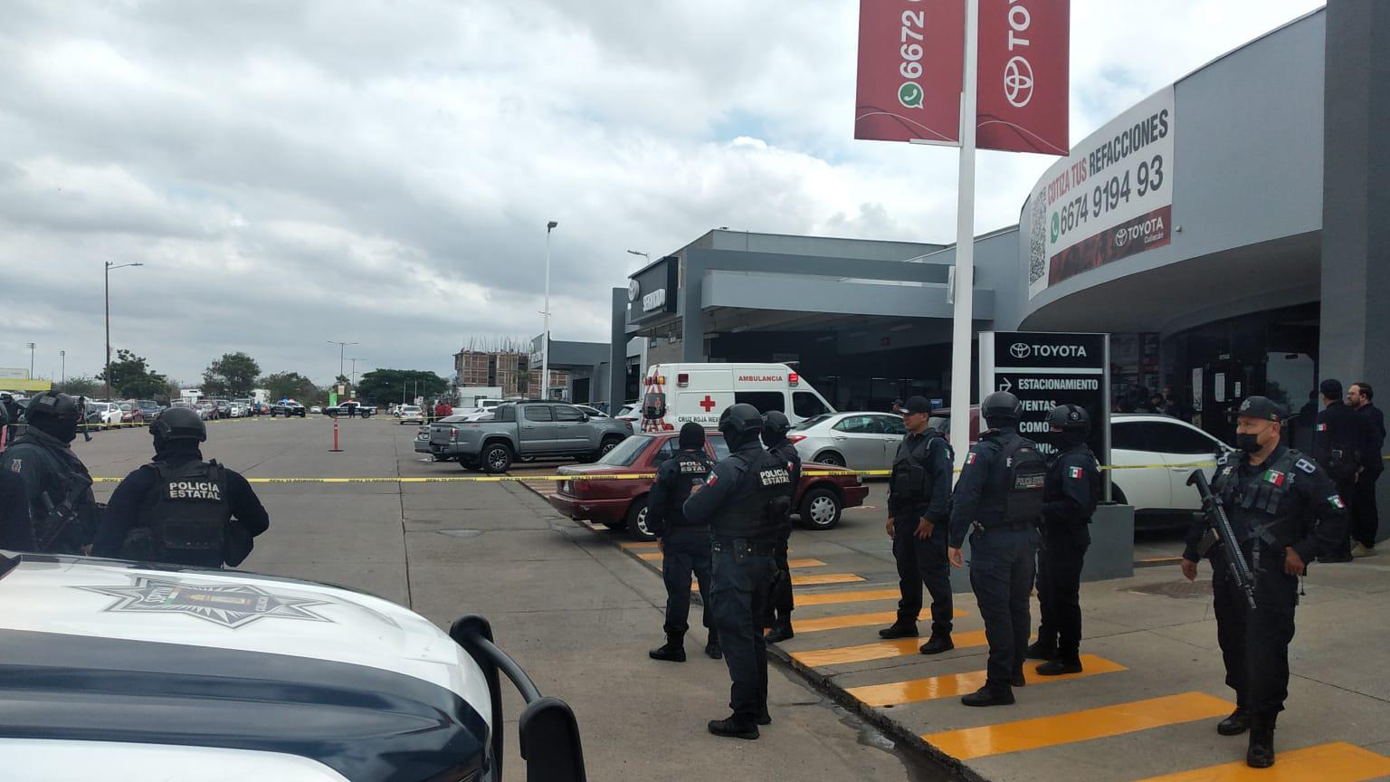 $!Matan a balazos a hombre dentro de agencia de autos de Culiacán