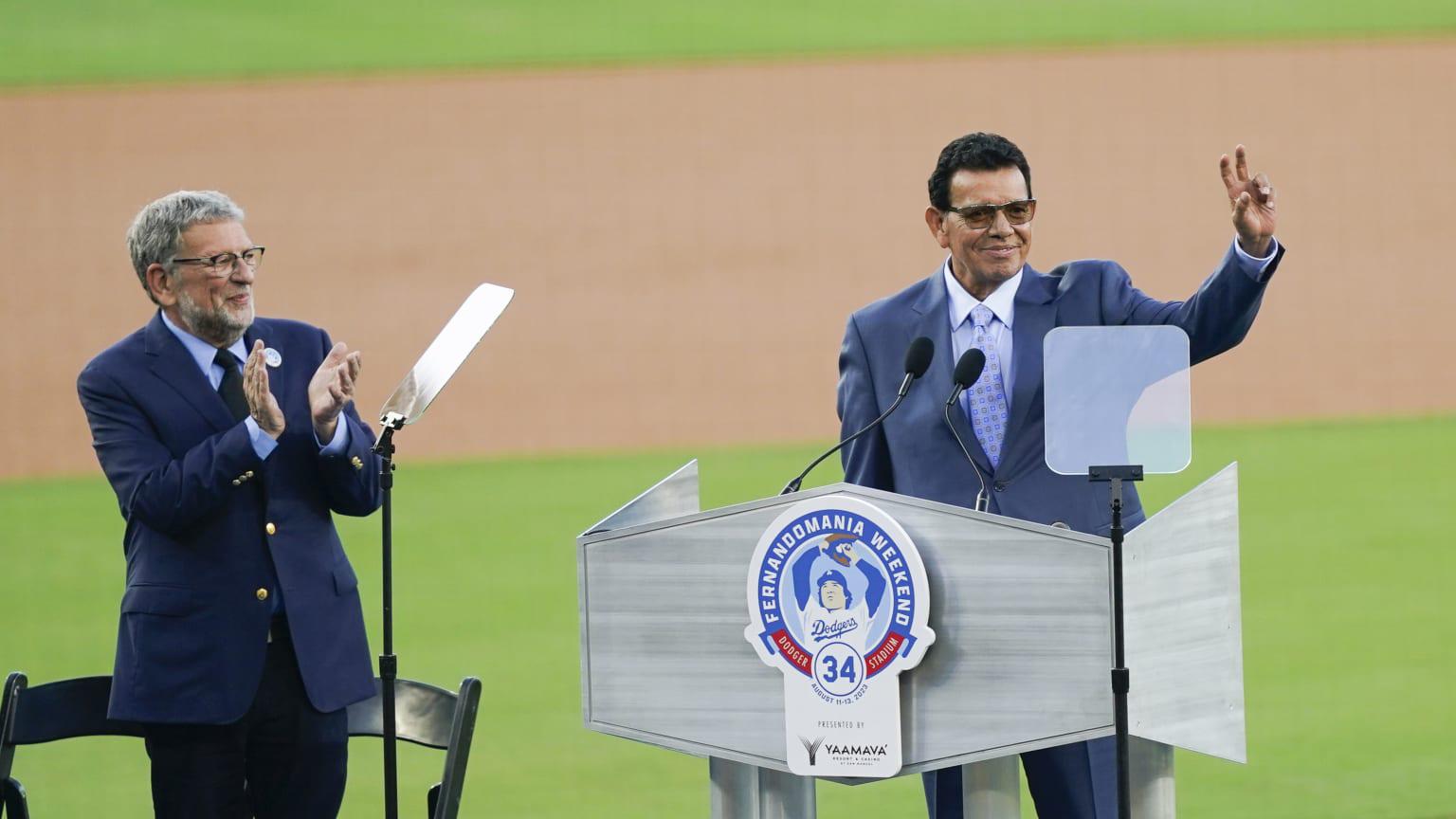 $!El número 34 de Fernando Valenzuela pasa a la inmortalidad de Dodgers