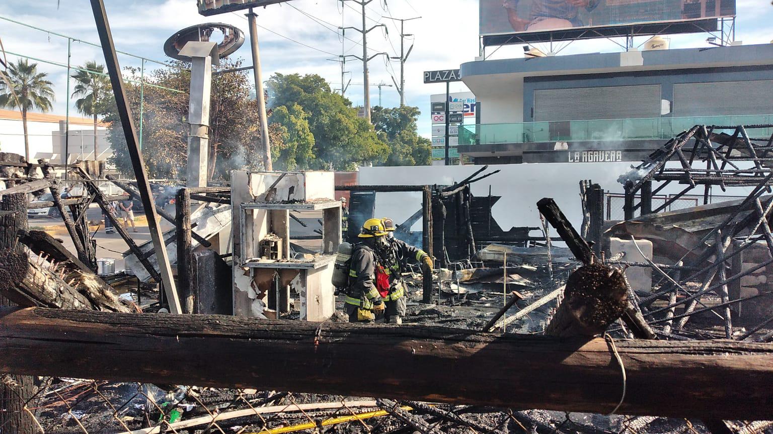 $!Se incendia negocio de mariscos en el sector Tres Ríos de Culiacán