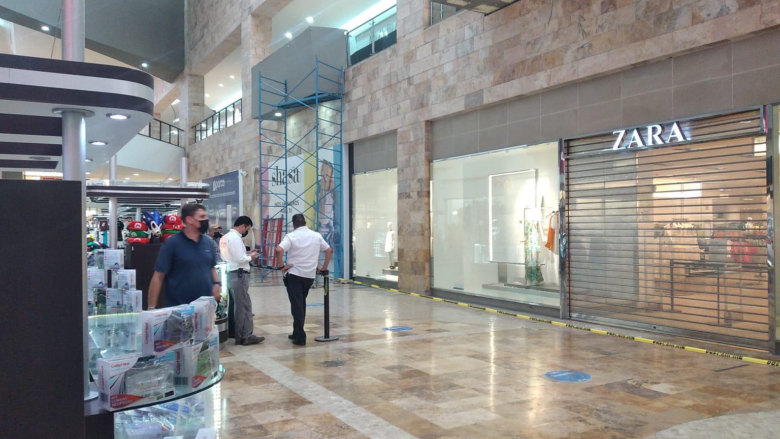 $!Se desprende marquesina dentro de Plaza Forum Culiacán