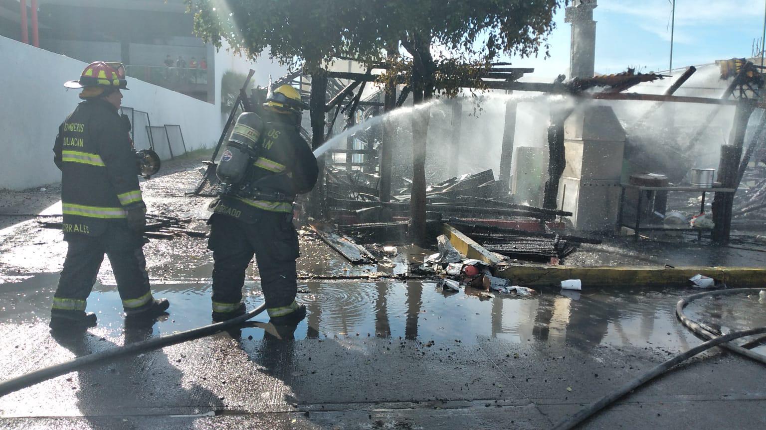 $!Se incendia negocio de mariscos en el sector Tres Ríos de Culiacán