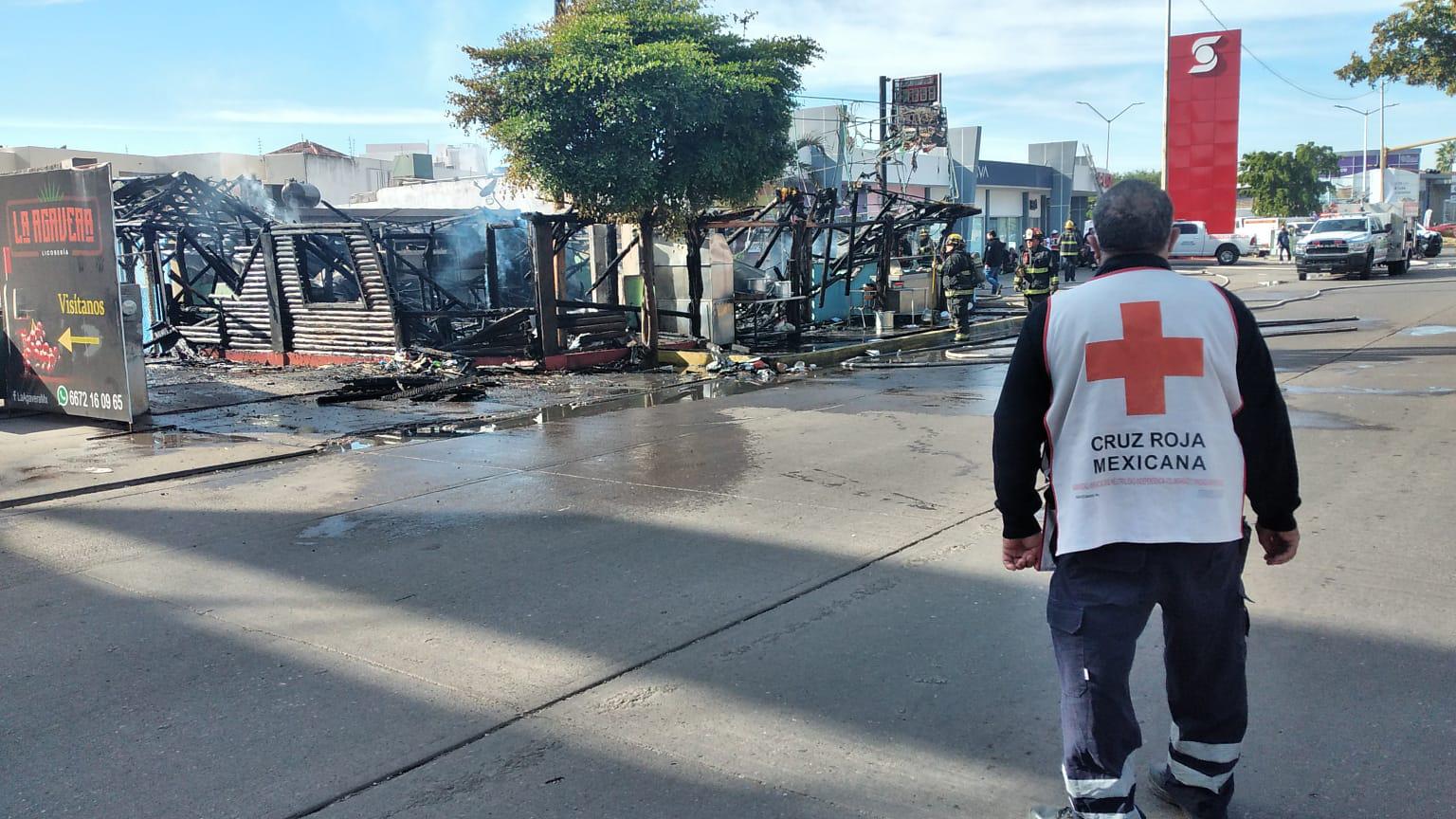 $!Se incendia negocio de mariscos en el sector Tres Ríos de Culiacán