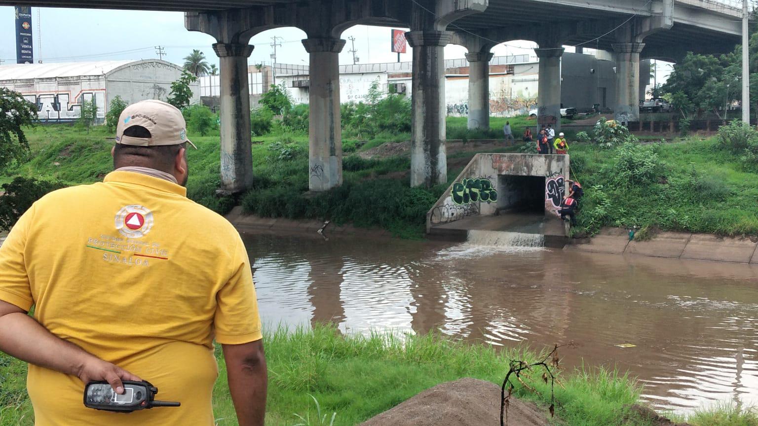 $!Hombre es arrastrado por un arroyo en Infonavit Cañadas, en Culiacán