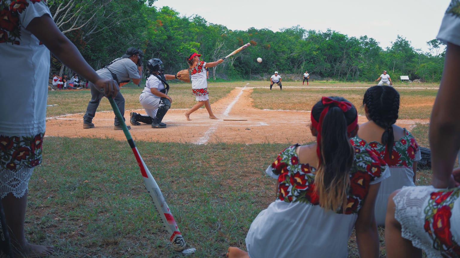 $!Equipo de softbol de mujeres maya desafía las normas de género