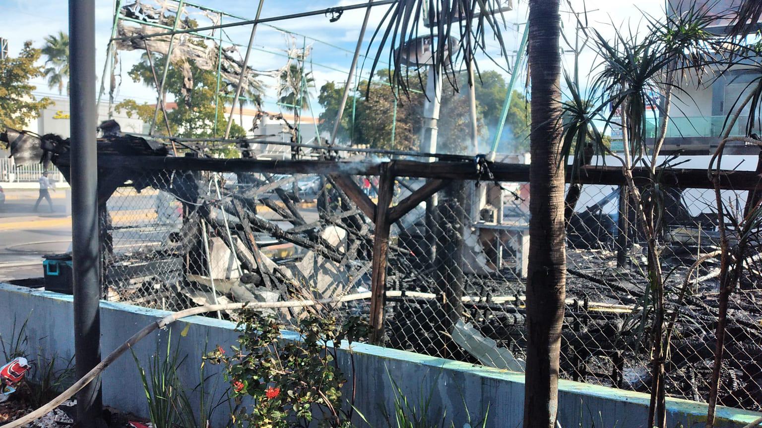 $!Se incendia negocio de mariscos en el sector Tres Ríos de Culiacán