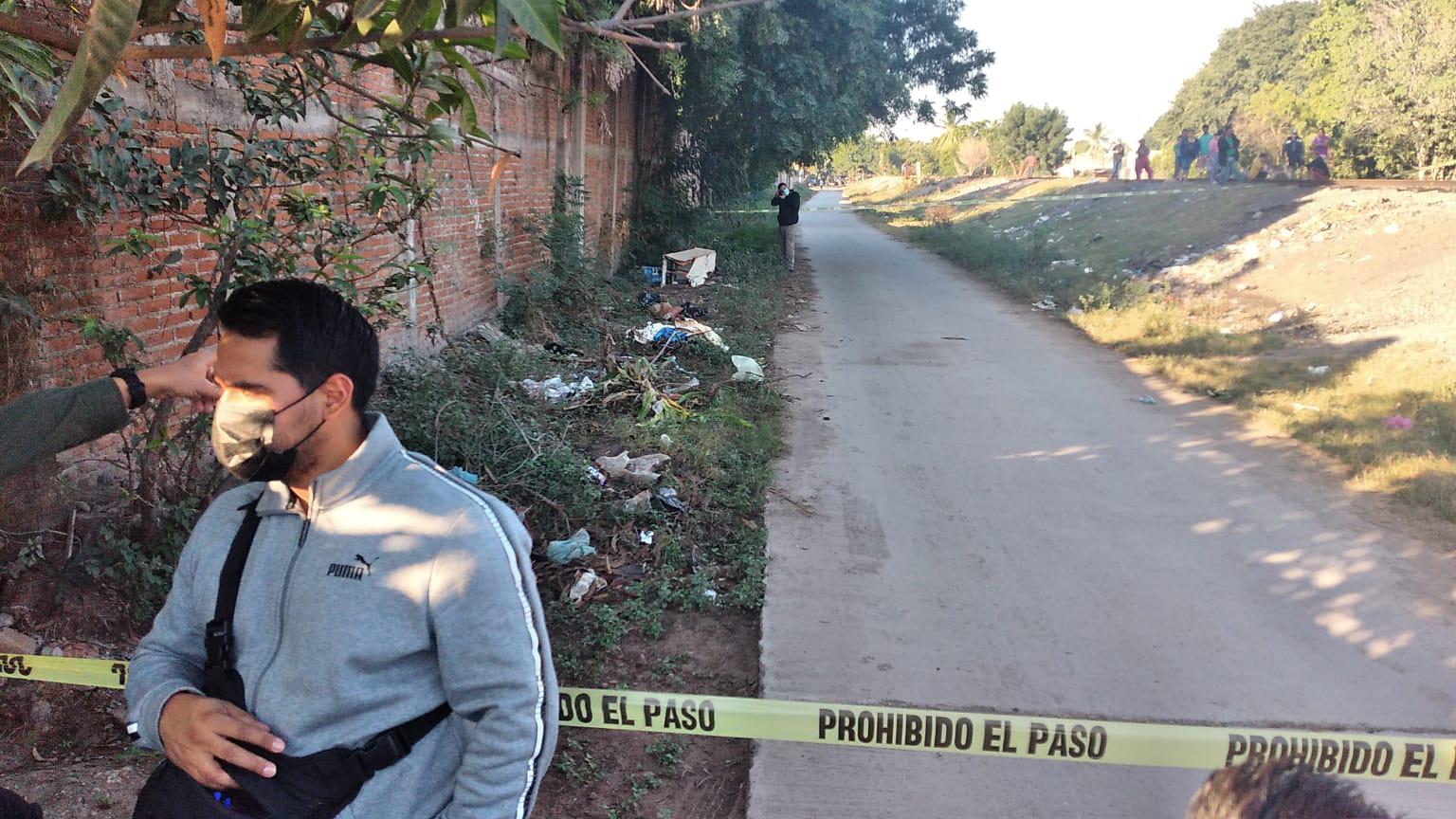 $!Envuelto en lonas hallan a un joven sin vida en la colonia Bachigualato, en Culiacán