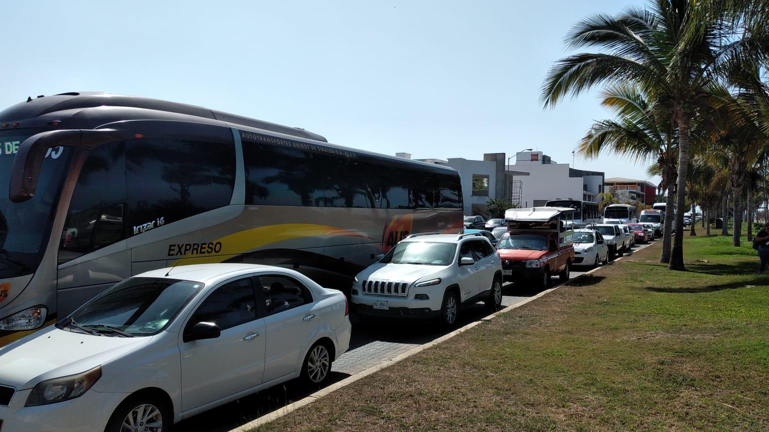 $!Se saturan vialidades que dan al Centro del Convenciones por visita de Claudia Sheinbaum