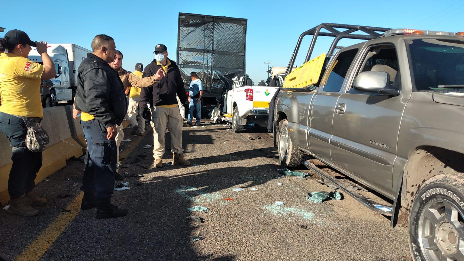 $!Muere conductor de camioneta al impactarse con tráiler detenido en la Autopista Benito Juárez