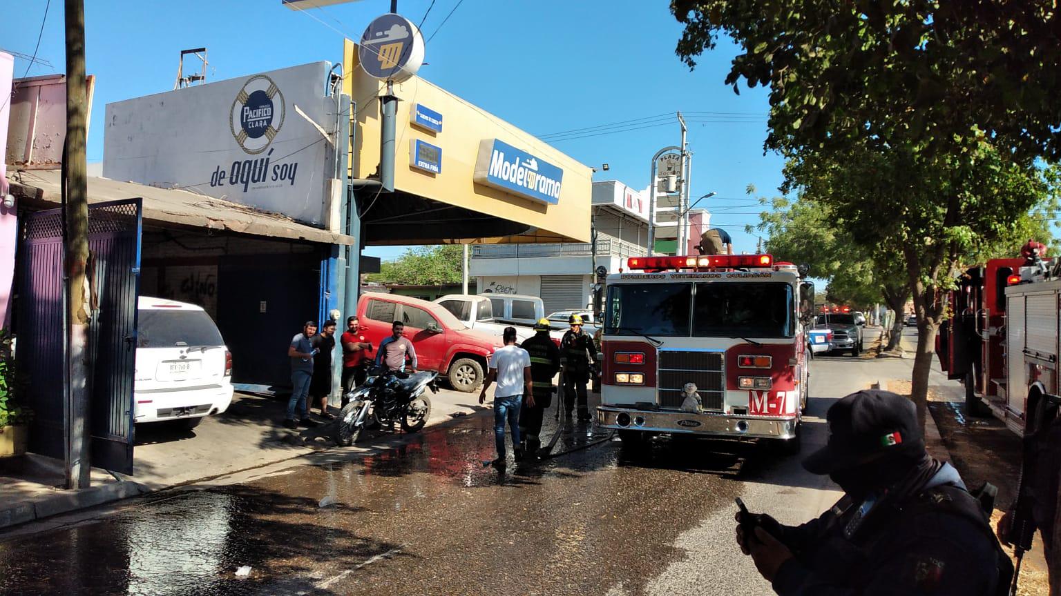 $!Una vivienda se incendia en la colonia Revolución, en Culiacán; sus ocupantes se encontraban cocinando