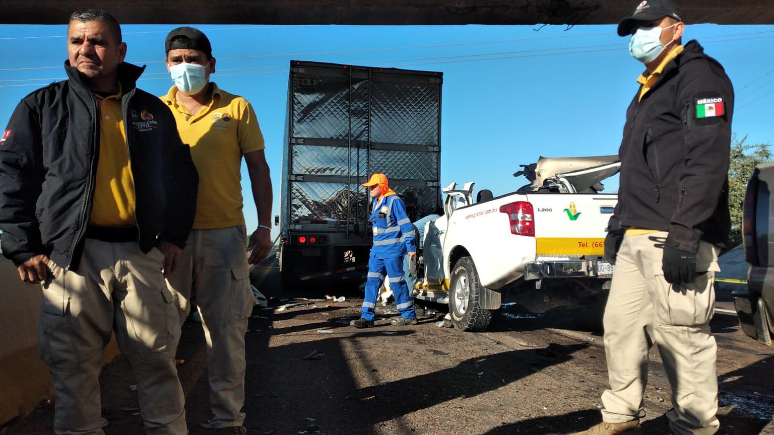 $!Muere conductor de camioneta al impactarse con tráiler detenido en la Autopista Benito Juárez