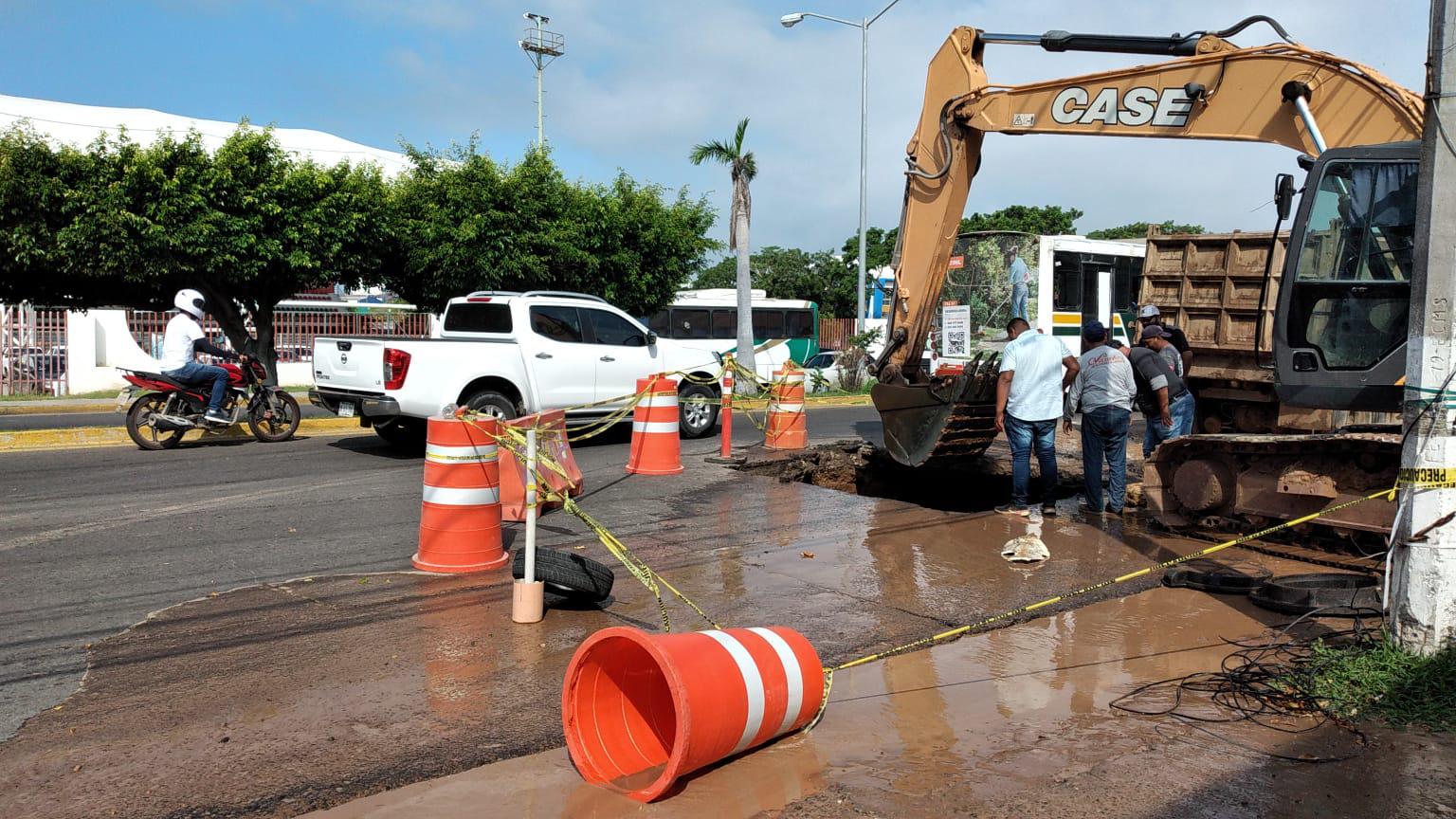 $!Colapsa colector en Avenida Ejército Mexicano, en Mazatlán, y se genera socavón