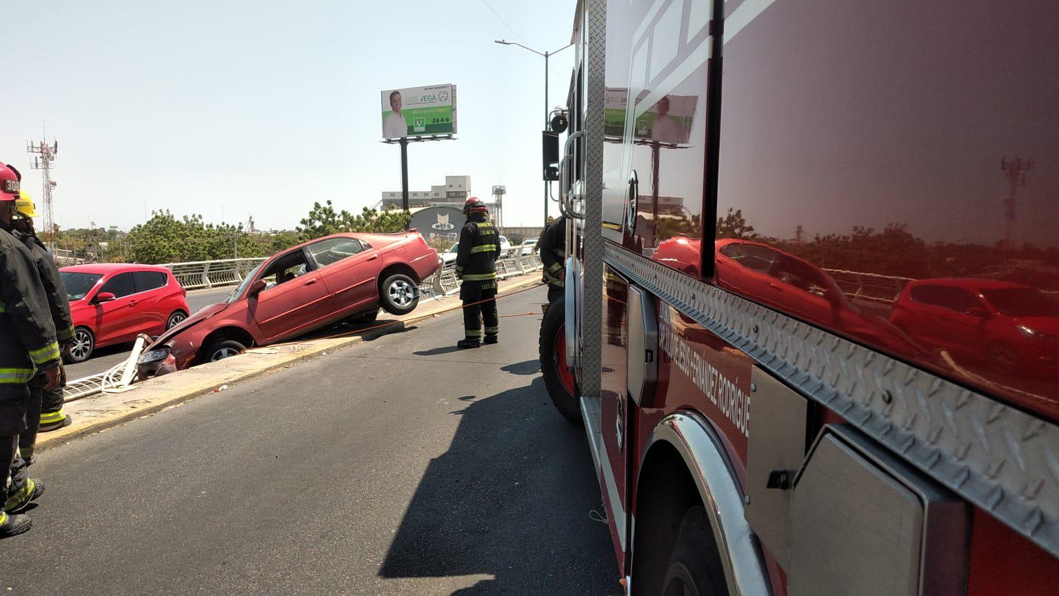 $!Carro queda colgado del puente de la Colonia El Palmito, en Culiacán