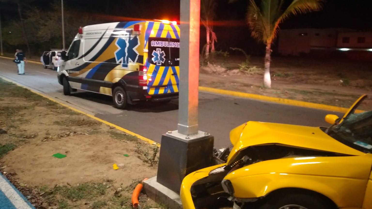 $!Taxi de Torreón choca contra luminaria en Cerritos, Mazatlán