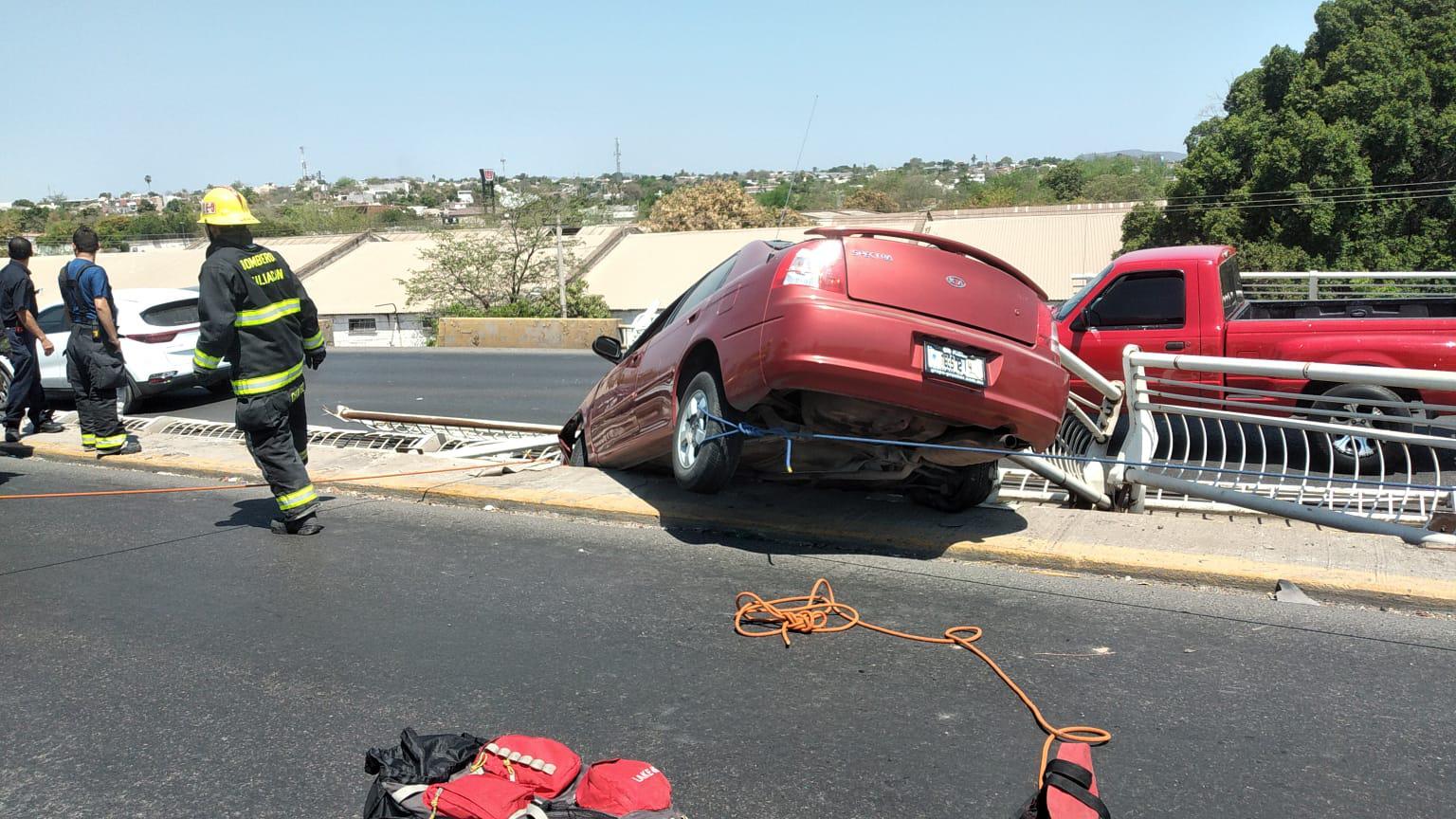 $!Carro queda colgado del puente de la Colonia El Palmito, en Culiacán