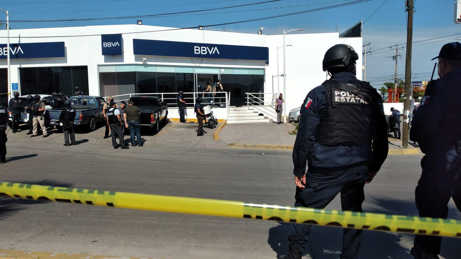 $!Agente de policía y presunto asaltante resultan heridos en otro atraco bancario en Culiacán