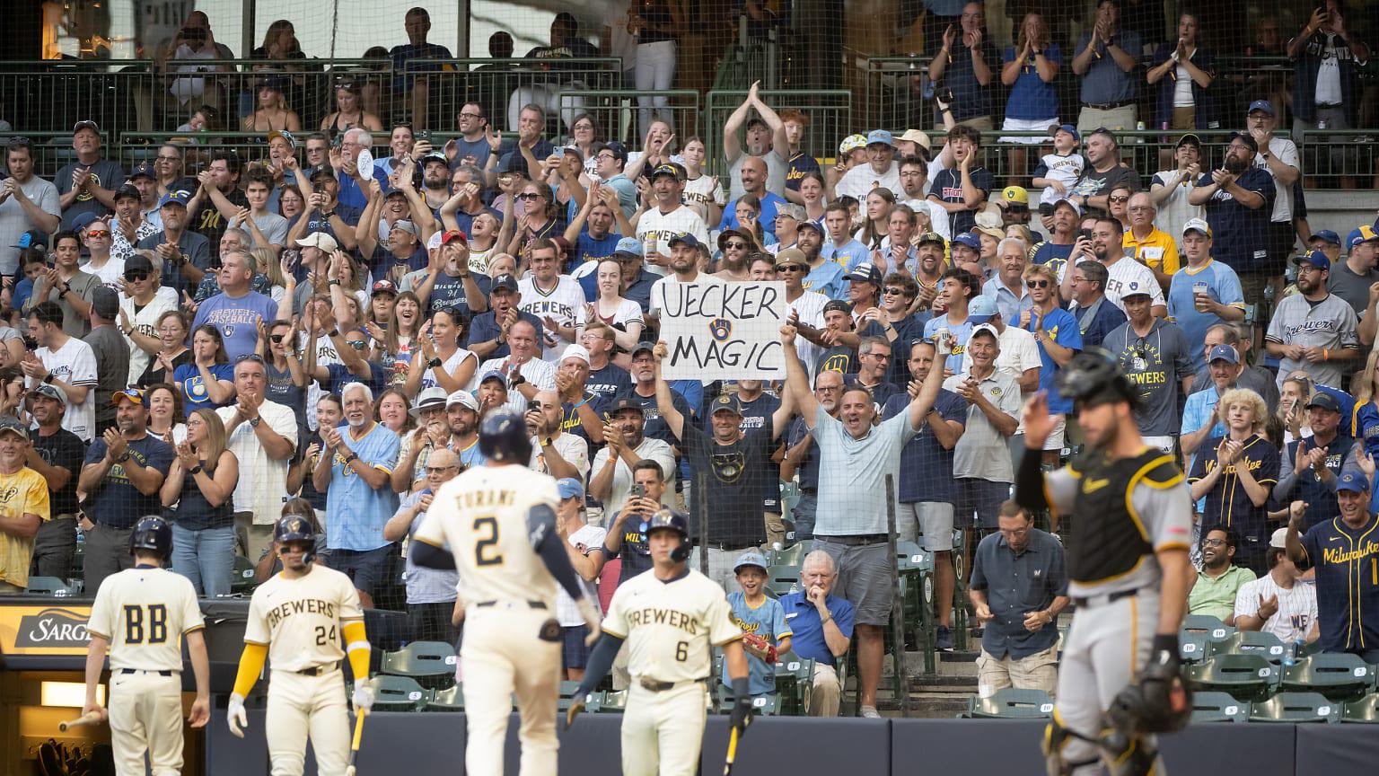 $!¡Sumen 12! Inspirados por la ‘Magia de Uecker’, los Cerveceros siguen imparables