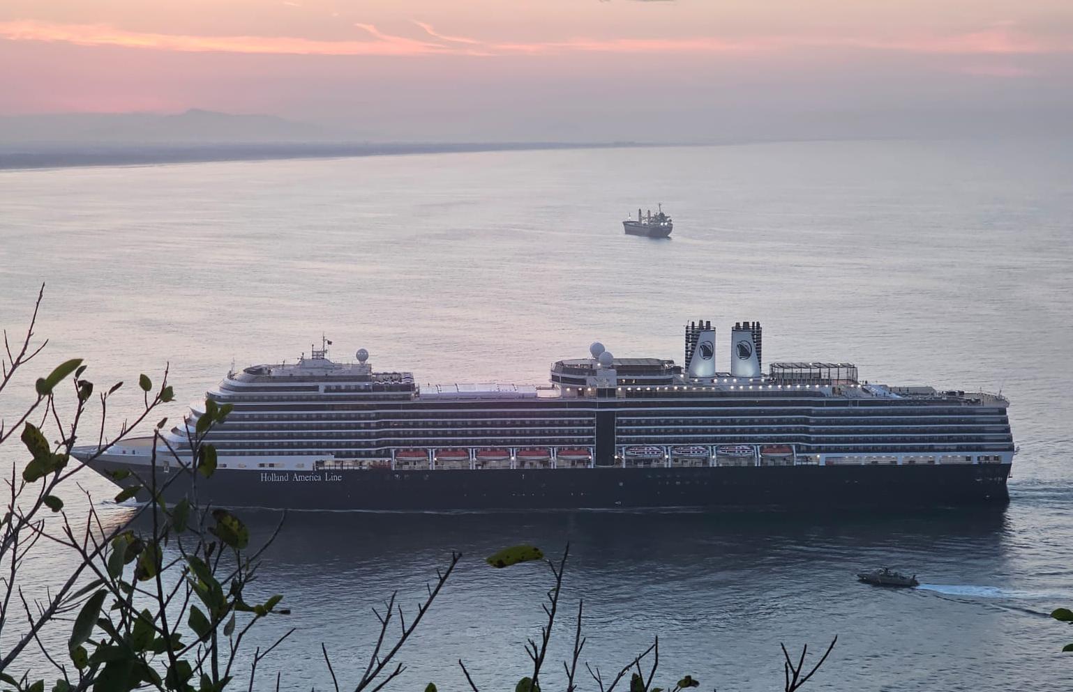 $!Recibe Mazatlán tres cruceros con más de 8 mil turistas