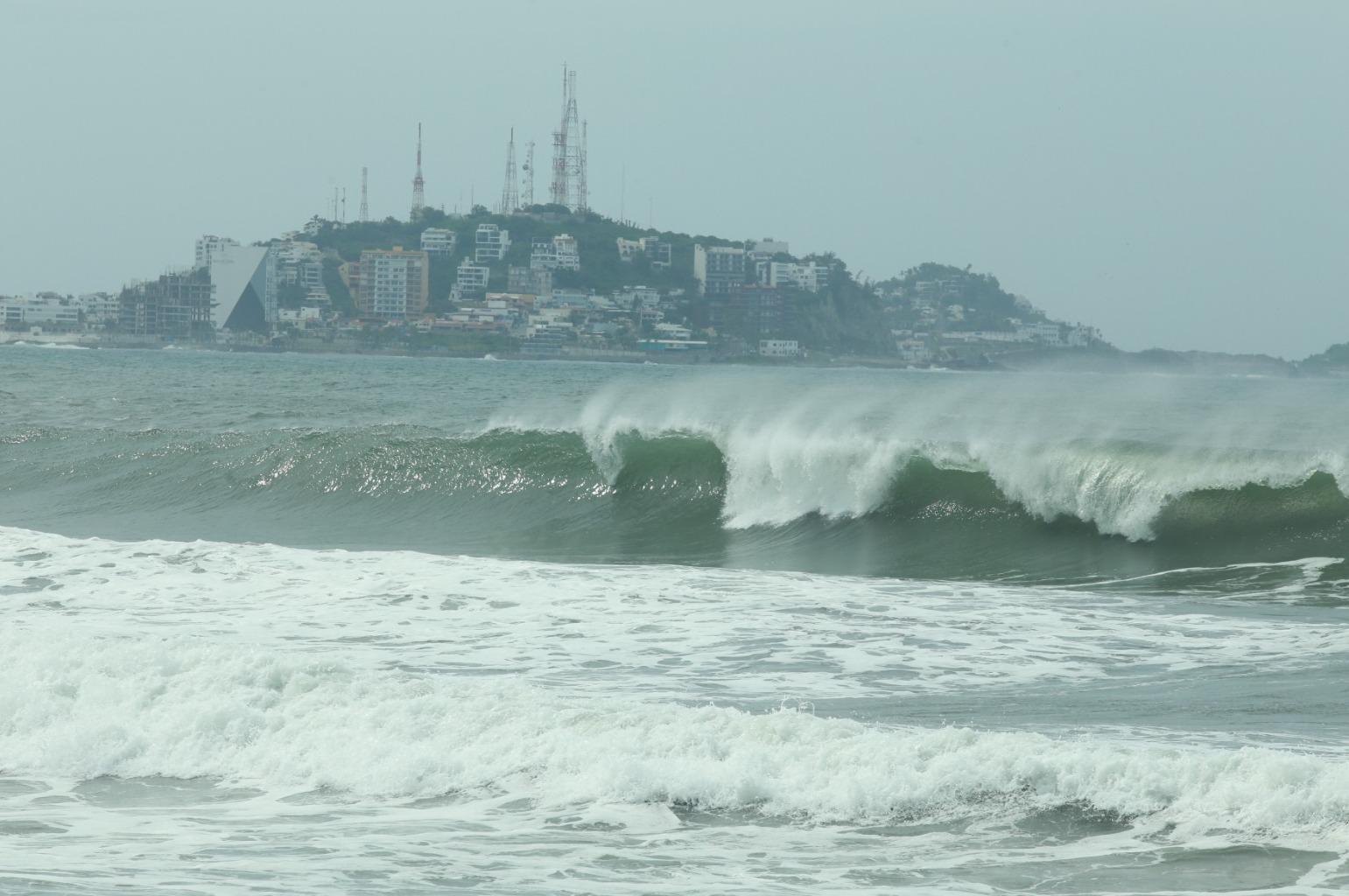 $!Cierran de nuevo las playas de Mazatlán por fuerte oleaje