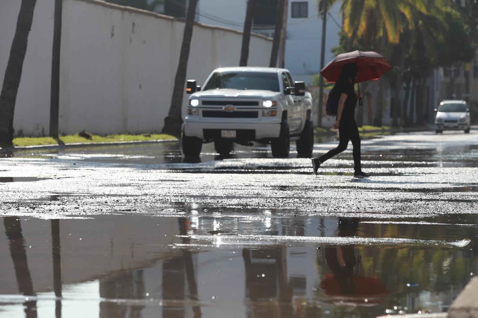 $!Está bajo el agua la avenida Cruz Lizárraga; no soportan los malos olores