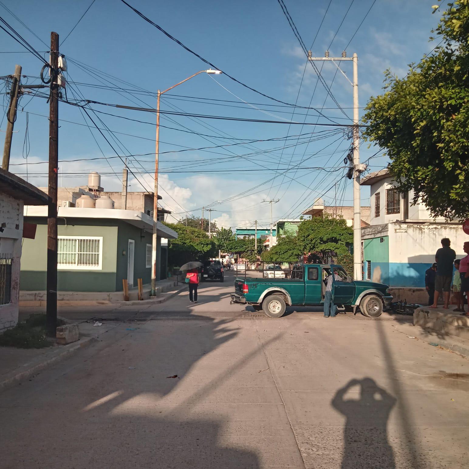 $!Choque entre camioneta y motocicleta deja a mujer con lesiones en Escuinapa