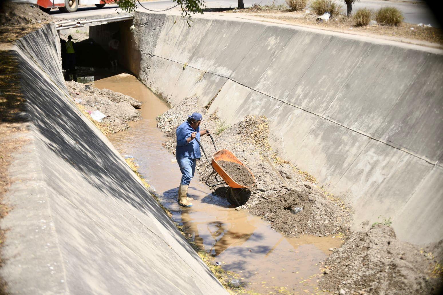 $!Realiza Obras Públicas limpieza y desazolve de canales en Mazatlán ante la próxima temporada de lluvias