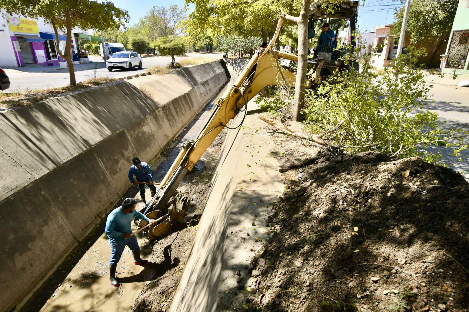 $!Realiza Obras Públicas limpieza y desazolve de canales en Mazatlán ante la próxima temporada de lluvias