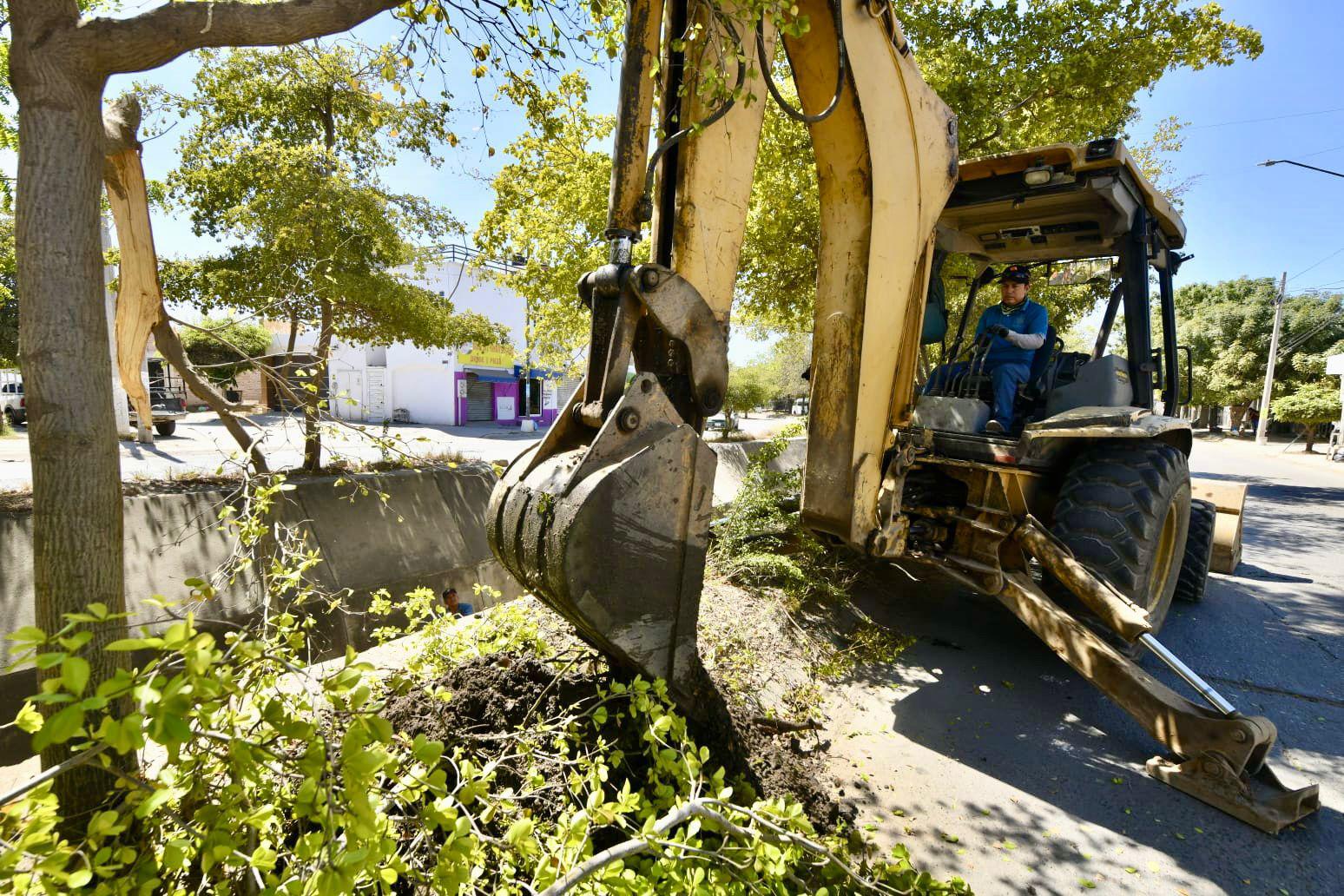 $!Realiza Obras Públicas limpieza y desazolve de canales en Mazatlán ante la próxima temporada de lluvias