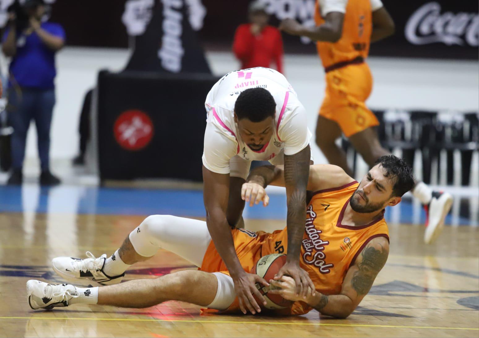 $!Venados Basketball liga triunfos en inicio de serie en el puerto