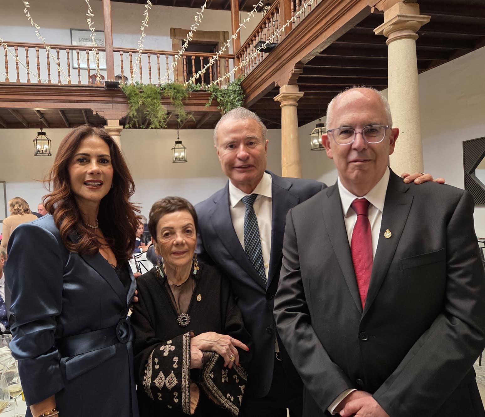 $!Graciela Iturbide y Antonio Saborit, director del Museo Nacional de Antropología, Premios Princesa de Asturias, acompañados por el embajador de México en España, Quirino Ordaz y su esposa Rosy Fuentes de Ordaz.