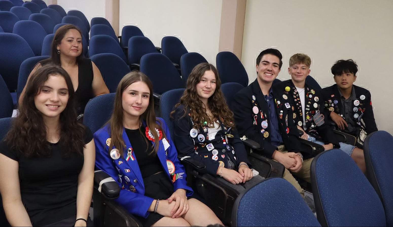 $!Los jóvenes del Programa de Intercambio estuvieron presentes en la ceremonia.