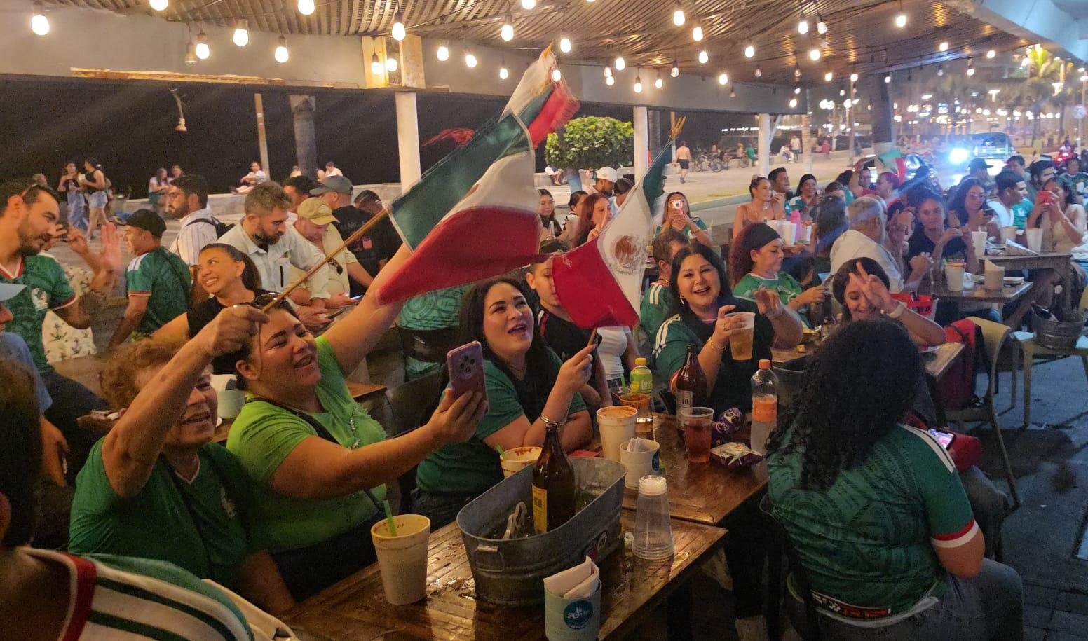 $!México desata la fiesta en Olas Altas tras asegurar su pase a la siguiente ronda