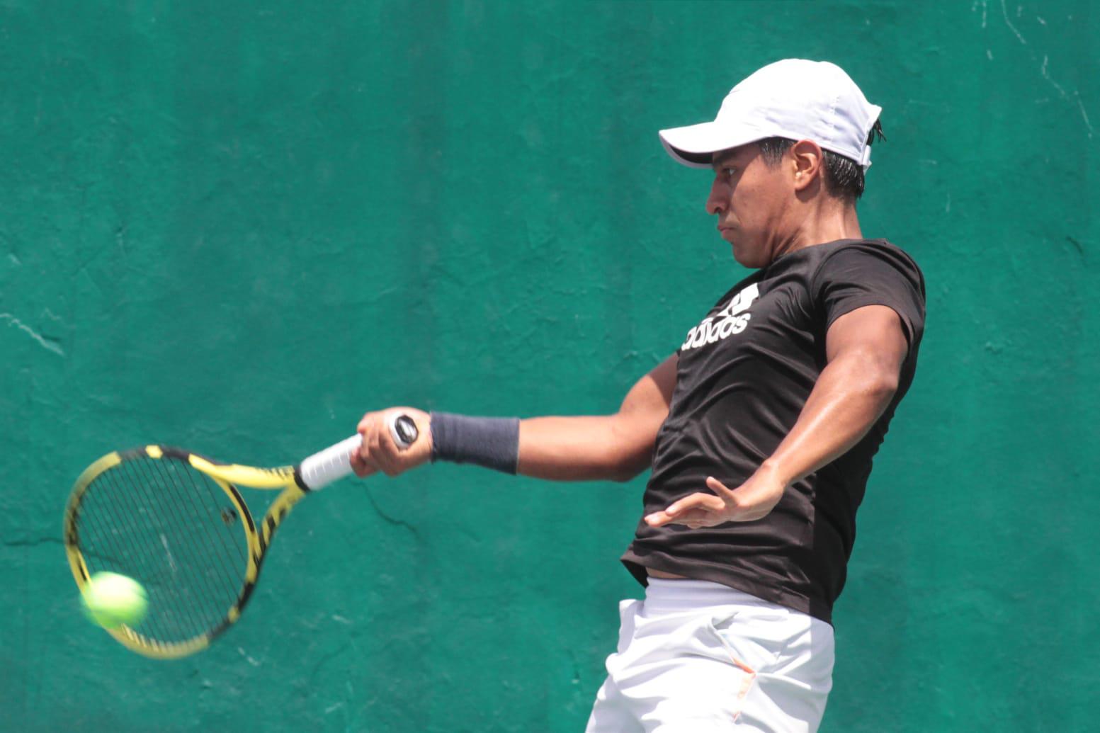 $!Mariano Hinojos sigue incontenible en el Torneo de Tenis Nancy Grimes de Semana Santa