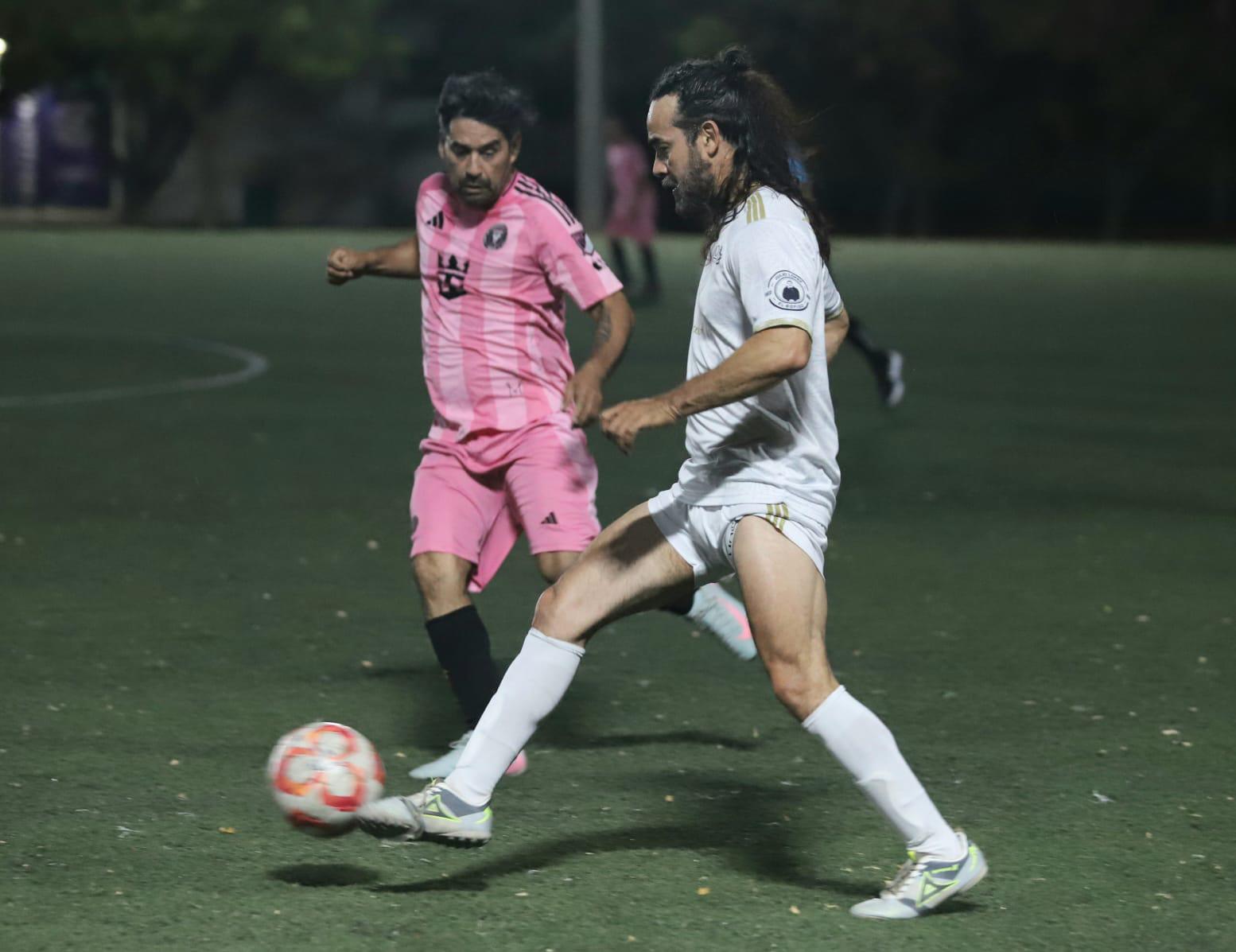 $!Hermanos y Amigos saca ligera ventaja en Futbol Golden Máster
